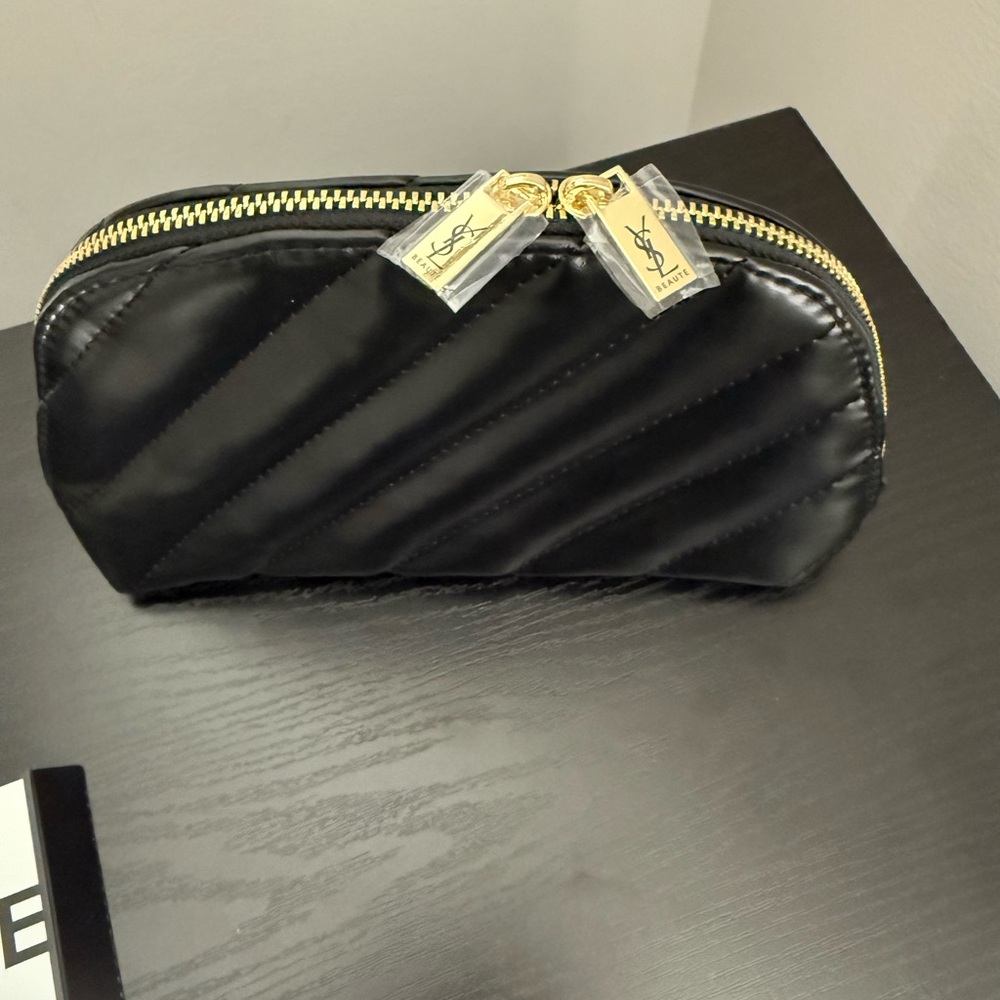 Yves Saint Laurent beauty bag, YSL mascara
YSL sample perfume, YSL body balm. - Picture 5 of 9